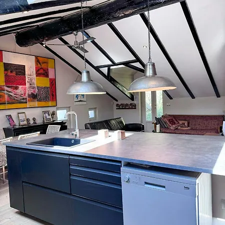 Elevated Loft With Valley Views In